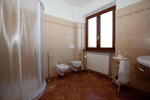 a bathroom with a toilet and a sink at Il Vecchio Noce in Brugnato