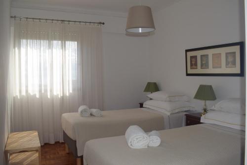 Vistas Sobre O Rio Tejo في لشبونة: غرفه فندقيه سريرين عليها مناشف