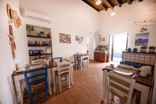 a kitchen and dining room with a table and chairs at Agrodolce B&B in Cefalù