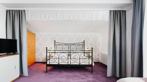 - une chambre avec un lit dans une chambre avec des rideaux dans l'établissement Wellness Hotel Bahenec, à Bahenec