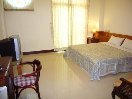 a bedroom with a bed and a tv in it at Feng Lin Homestay in Shuili