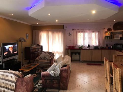 TV a/nebo společenská místnost v ubytování Bilene Dream House 1