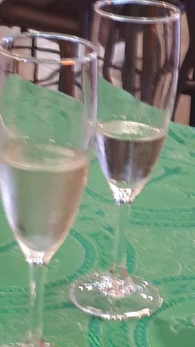 two glasses of white wine sitting on a table at Hostal Villa Brisa in Ballenita