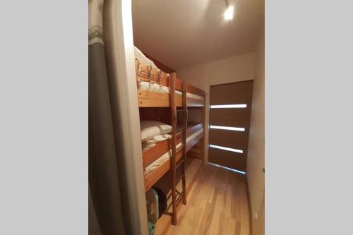 Cette petite chambre comprend des lits superposés. dans l'établissement STUDIO PIEDS PISTES, à Super-Besse