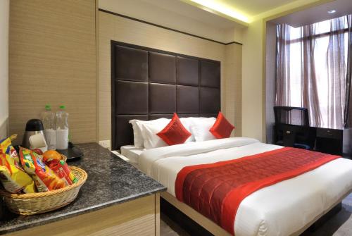 Cama ou camas em um quarto em Hotel Royal Grand - Opposite Axis Bank East Patel Nagar