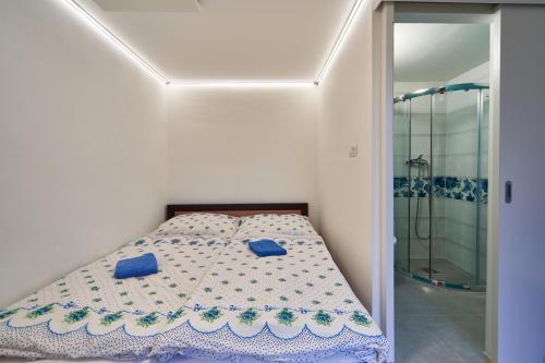 Un dormitorio con una cama con almohadas azules. en Penzion Zajíček, en Zaječí