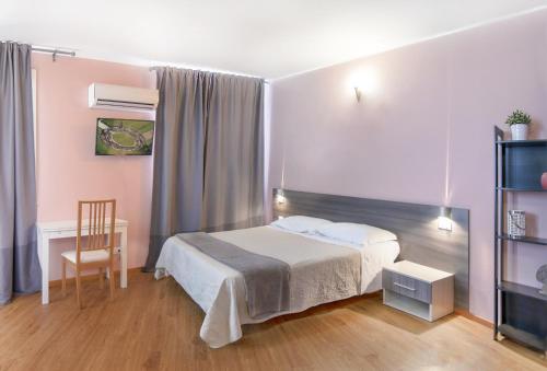 サルザーナにあるAl Borgoの小さなベッドルーム(ベッド1台、椅子付)