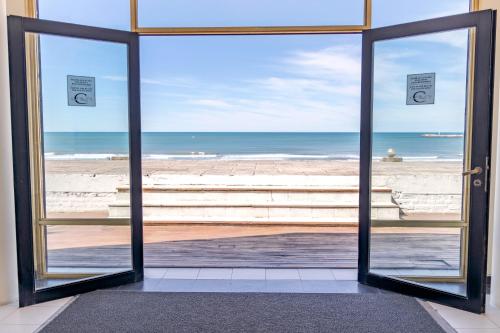 an open door with a view of the beach at Hotel Costa Galana in Mar del Plata