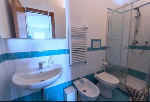 Un baño con lavabo, inodoro y ducha. en Ravello view, en Ravello