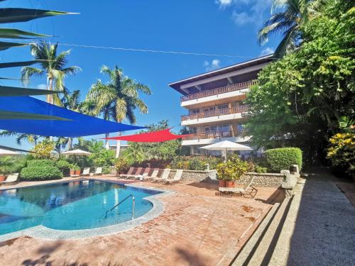 een resort met een zwembad en een gebouw bij Hotel Costa Verde in Manuel Antonio