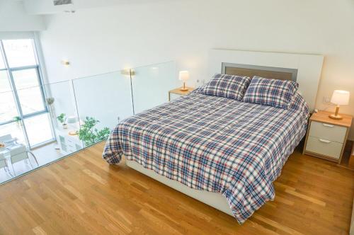 Un pat sau paturi într-o cameră la Apartamento LOFT duplex con parking Gratis