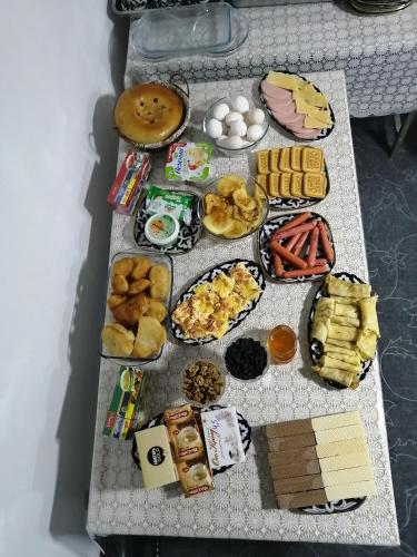 een tafel met veel verschillende soorten voedsel bij Aziz Hotel in Samarkand