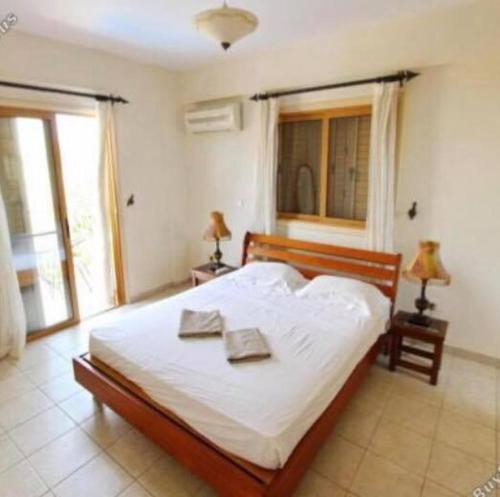 ein Schlafzimmer mit einem Bett mit zwei Handtüchern darauf in der Unterkunft Sunrise Villa in Ayia Napa