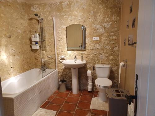 y baño con lavabo, aseo y bañera. en Boubée, en Mas-dʼAuvignon