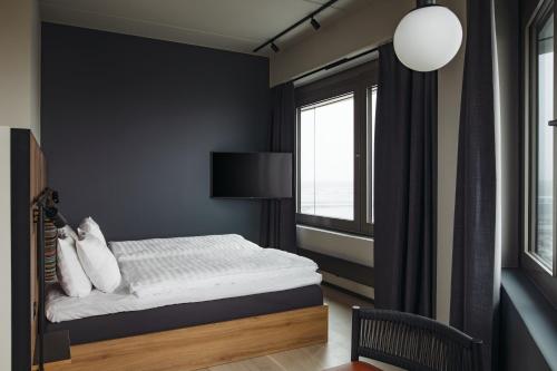 a bedroom with a bed and a window at Comfort Hotel Arlanda Airport Terminal in Arlanda