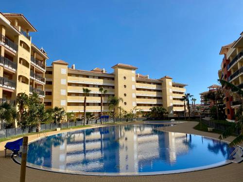 Bazén v ubytování Urbanización Mar de Canet, 2 dormitorios con piscina comunitaria, garaje y wifi nebo v jeho okolí