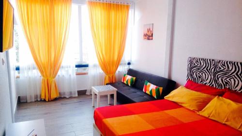 een woonkamer met een bed en gele gordijnen bij Ocean View Design Apartment Puerto Rico in Puerto Rico de Gran Canaria