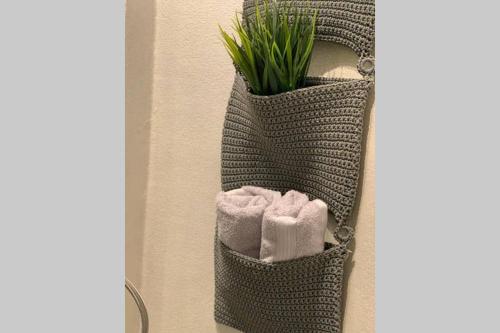 una planta en un soporte en el costado de una pared en Servus apartment Ilica, en Zagreb