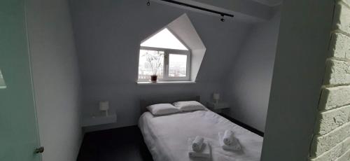 um pequeno quarto com uma cama e uma janela em Modern apartment in the center of town em Chisinau