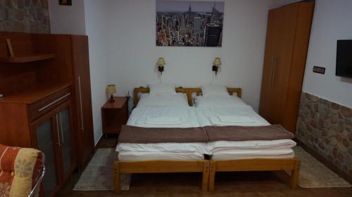 Una cama o camas en una habitación de Chloe Apartman