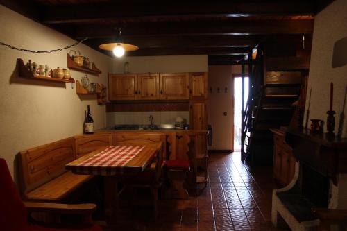 Een keuken of kitchenette bij Monte Livata , appartamento "Rubino"