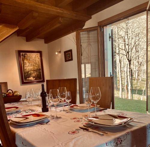 a table with wine glasses and a table cloth on it at Casa Rural Amazonas in Sumbilla