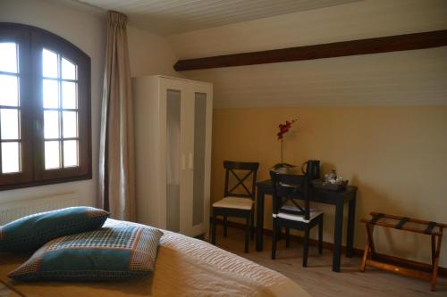 - une chambre avec une table, une table et des chaises dans l'établissement Villa Orangère Chambre et table d'hôtes, à Bonneuil-Matours