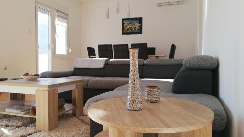 una sala de estar con un jarrón de jirafa sobre una mesa en Apartman Emily, 6 plus 2 guests, en Pula