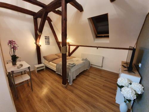 En eller flere senge i et værelse på Noclegi i sauna w starym domu