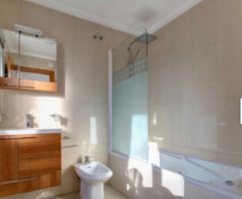 ein Badezimmer mit Toilette, Waschbecken und Dusche in der Unterkunft La Manga beachfront seaview apartment in San Blas