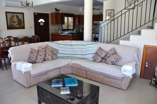 Ruang duduk di Villa Zefyros