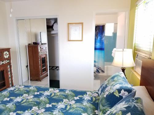 Una cama o camas en una habitación de Alexander Palms Court - No Hidden Resort Fees!