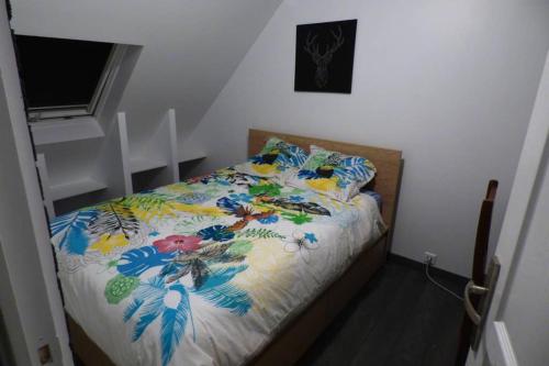 une chambre avec un lit avec une couette fleurie dans l'établissement Villa spacieuse lumineuse à Paris, à Argenteuil