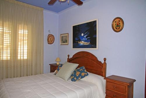 - une chambre avec un lit et un ventilateur de plafond dans l'établissement Club Villamar - Jules, à Platja d'Aro