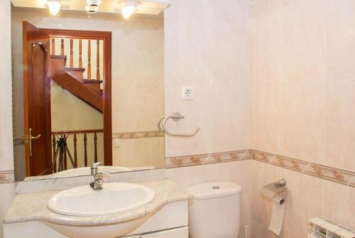 Vonios kambarys apgyvendinimo įstaigoje Club Villamar - Juny