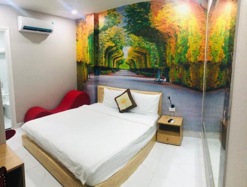 una camera da letto con un letto e un dipinto sul muro di 2Z Hotel- 149 Lê Thị Riêng ad Ho Chi Minh