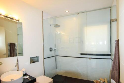 un bagno con doccia in vetro e WC di Club Villamar - Starck a Montrás