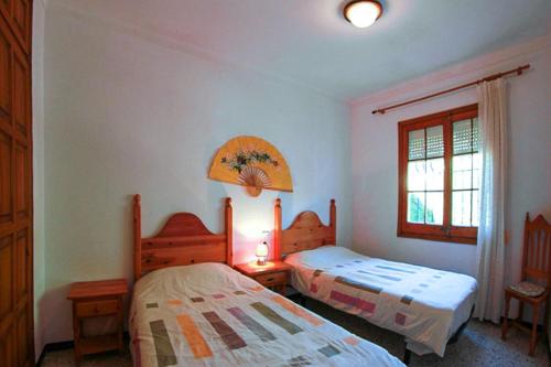 um quarto com 2 camas e uma janela em Club Villamar - Rosa del Vents em Tamariu