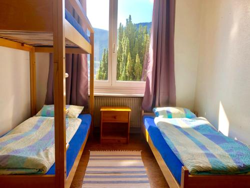 Un pat sau paturi într-o cameră la Auberge Pour Tous