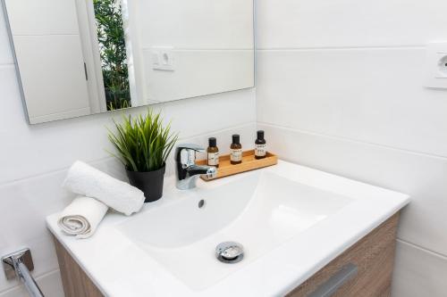 Bathroom sa HomeForGuest Modern and recently renovated apartment in Arona