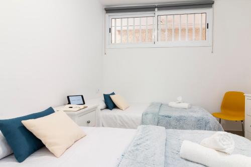 HomeForGuest Modern and recently renovated apartment in Aronaにあるベッド