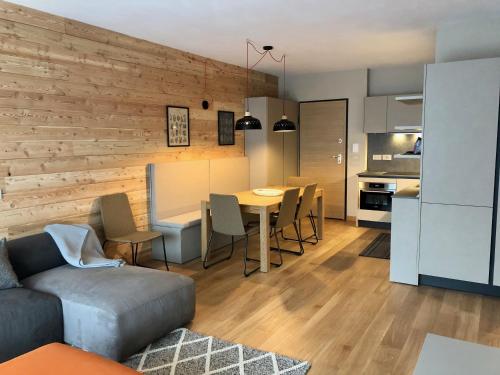 salon i kuchnia ze stołem i krzesłami w obiekcie Chalet Bizet - Limone 1400 w mieście Limone Piemonte