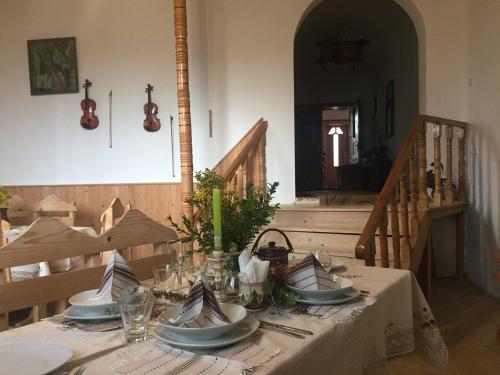 Villa Maria في يابلونيتسيا: طاولة عليها صحون وصحون