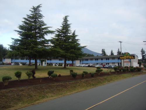 a motel with a sign on the side of a road at Fuller Lake Chemainus Motel in Chemainus