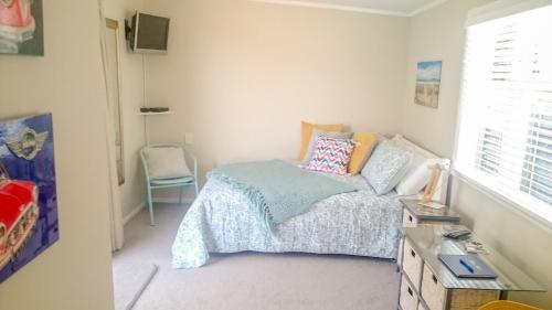 - une chambre avec un lit, un bureau et une fenêtre dans l'établissement STUDIO @ 91, à Whanganui