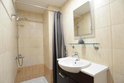 y baño con lavabo y ducha con espejo. en Glabur Stays - The Cozy Atelier - Nicosia City, Free Parking & Wifi, Welcomes You!!!, en Nicosia