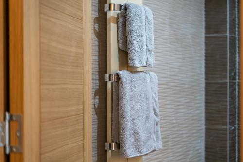 a pair of towels hanging from a door in a bathroom at Apartment Imperial in Vila Pekovic Green in Zlatibor