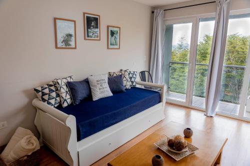 Un dormitorio con una cama y una ventana grande. en Ushuaia Homes Martial Apartments, en Ushuaia