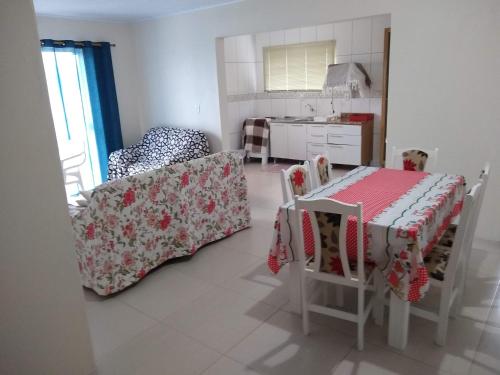un soggiorno con tavolo e cucina di Férias Praia Real 100m do mar a Torres