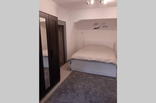 Dormitorio pequeño con cama y espejo en Foix, en Foix